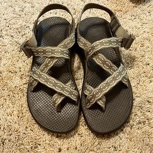 Chaco grey pattern - size 8
